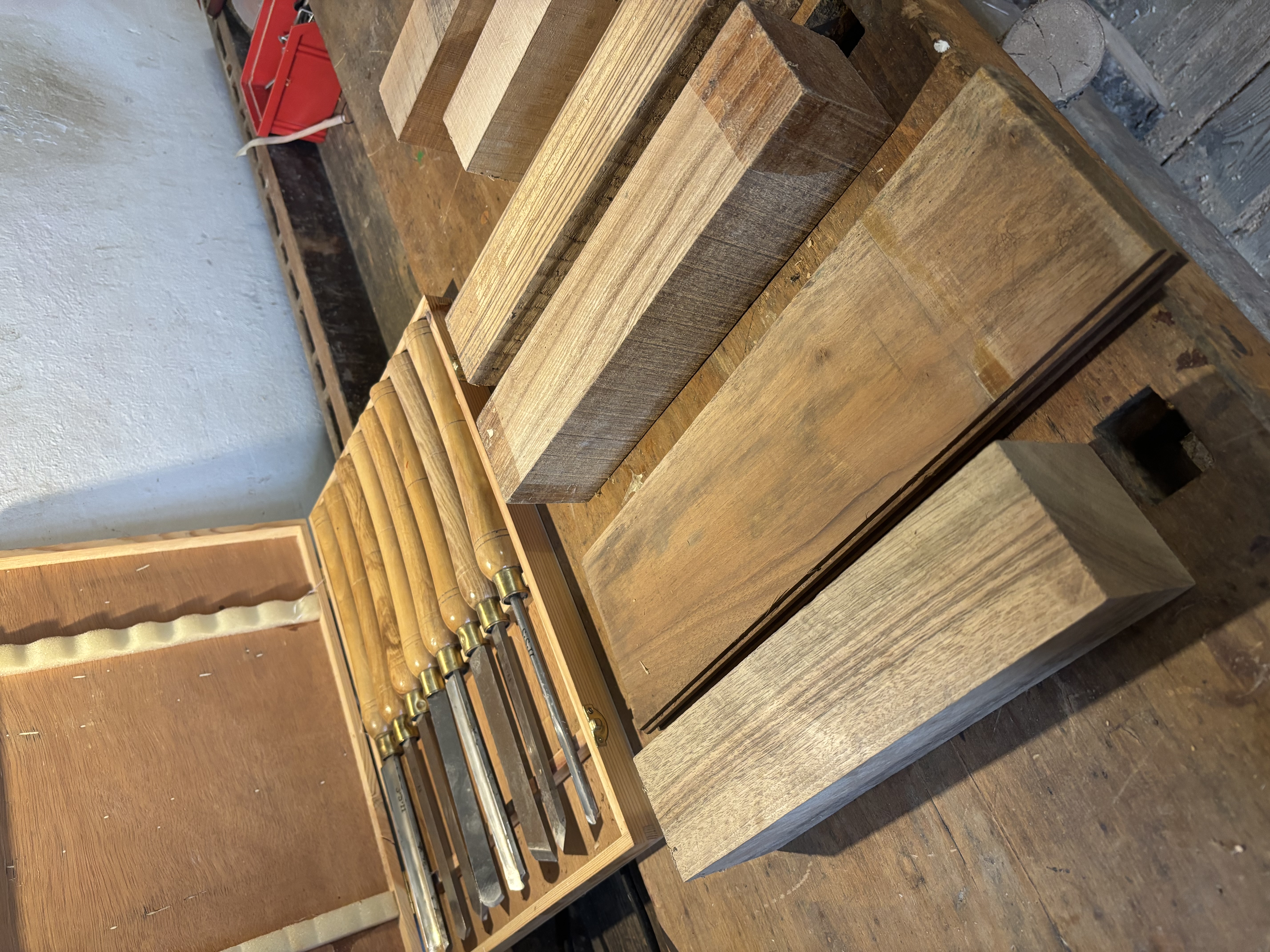 Fertiges Holzobjekt im Licht